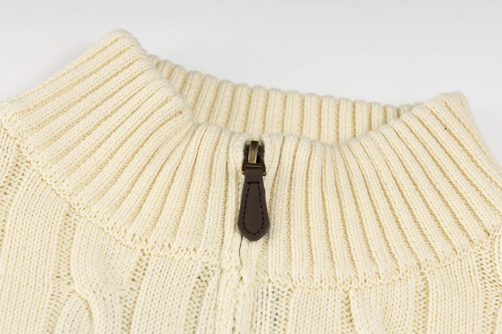 P236 #R92 RALPH LAUREN Ralph Lauren fifteen colors classic small label embroidery logo turtleneck pullover half-zip knitted cable sweater with high-density LOGO embroidery on the chest and original customized tag accessories. Made of pure cotton yarn, pure cotton is skin-friendly and comfortable, small label war horse embroidered twist turtleneck sweater 🐎 high quality, follow the blogger to learn how to wear it! Let’s buy a Ralph Lauren cable sweater. It’s a super hard-to-find series after it became popular. It’s hard to find one on the official website. It’s simple and practical to wear, with a lazy and loose feel. The thickened fabric has more texture, feels soft and delicate, and has a loose fit. Whether worn alone or layered, you can wear different styles of fashion with just one piece!   Size：XS S M L